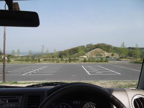 万葉クリエートパーク（大衡村）の駐車場から公園側を見る