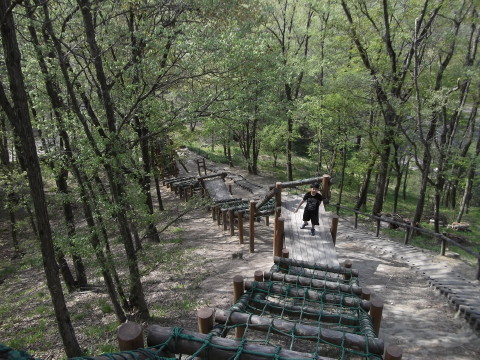 万葉クリエートパークのアスレチック「ネット登り」