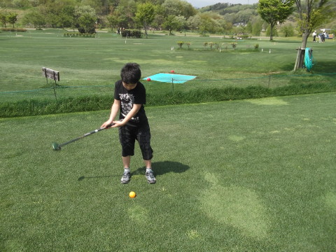 万葉パークゴルフ場でパークゴルフを楽しむ