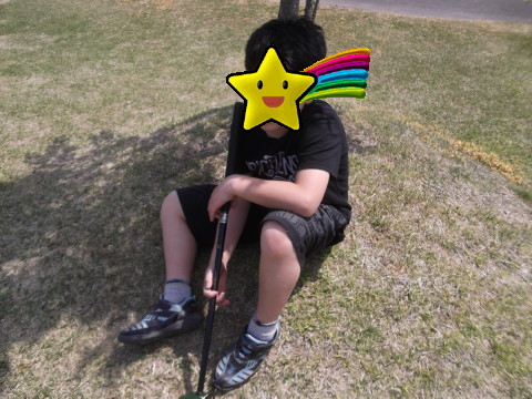 万葉パークゴルフ場で座り込む息子