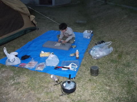 テントの横でバーベキューの準備