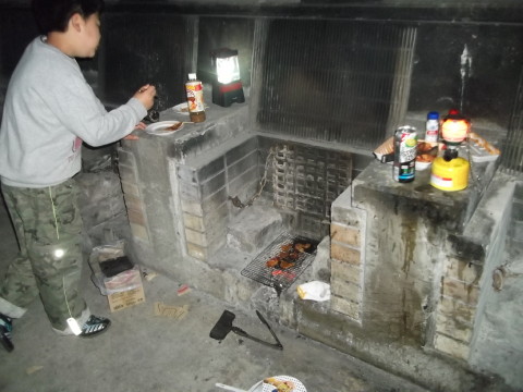 牛野ダムキャンプ場のかまどでバーベキュー