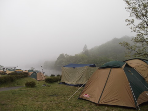 牛野ダムキャンプ場の朝は霧
