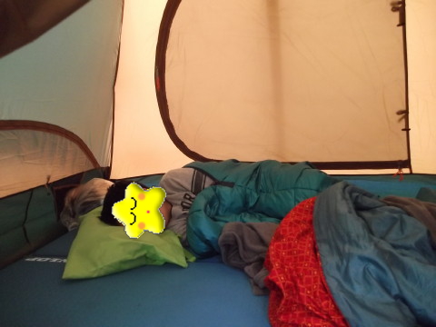 テントの中で眠る息子