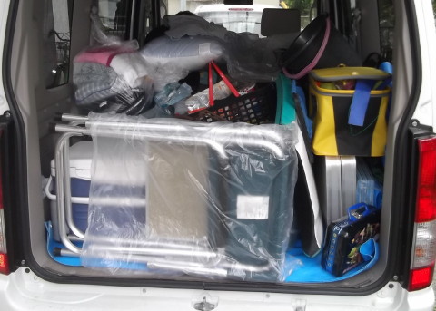 軽ワゴンにキャンプ道具を詰め込んで