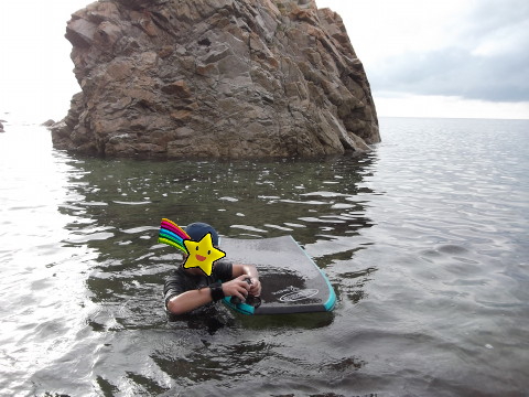 ボディーボードで遊ぶ息子