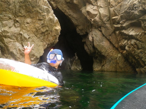 ホウヤハマの岩場，洞窟入り口