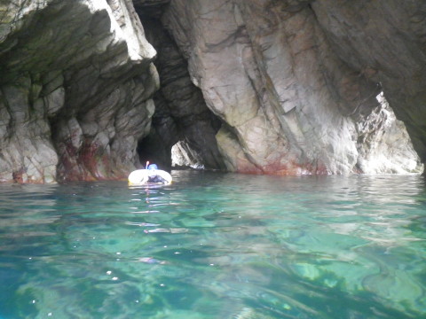 洞窟を進む息子