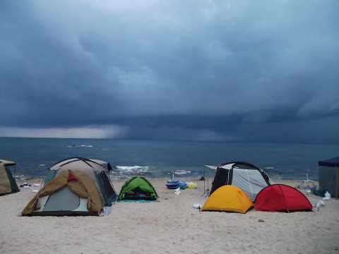 笹川流れキャンプの朝，雨雲が接近