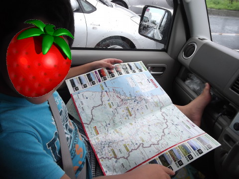 地図を見ながら自宅を目指す