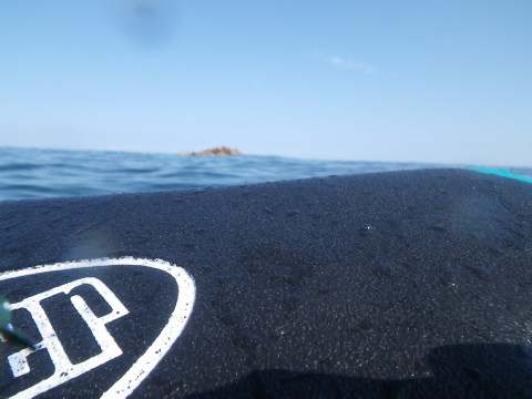 笹川流れの海で沖にある島を目指してボディーボードで進む