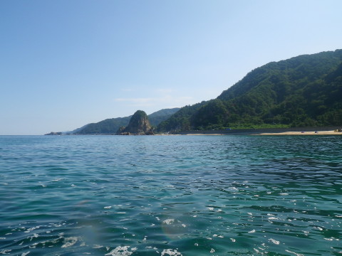 沖の岩場から眺める景色