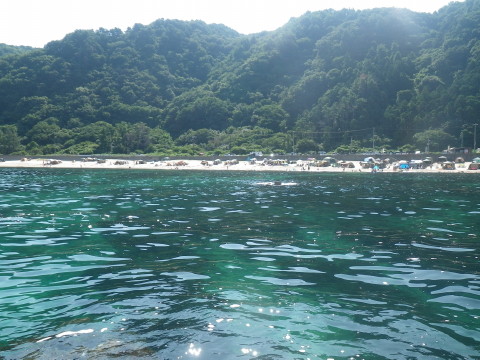 上陸した岩場から砂浜を眺める