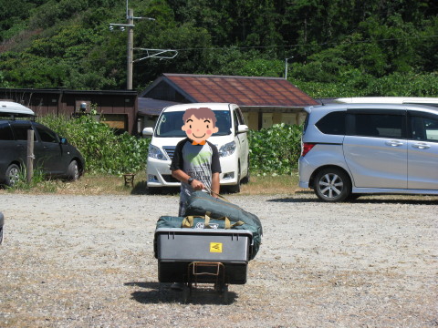 ホウヤハマでキャンプ道具の運搬をする息子