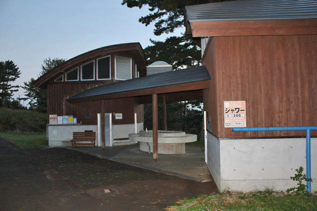 テントサイト中心部付近にある複合棟