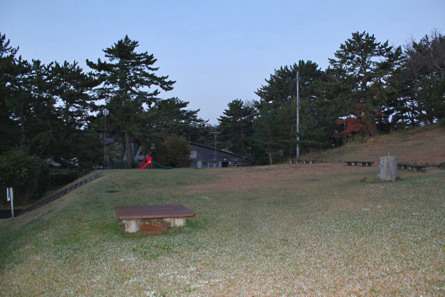 広場にある小さな滑り台