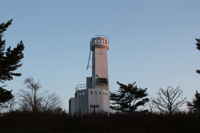 キャンプ場内にある寺浜灯台