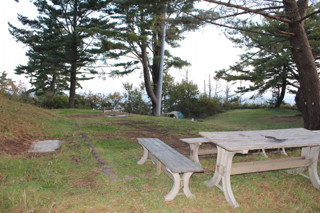 テーブルとイスがあるテントサイト