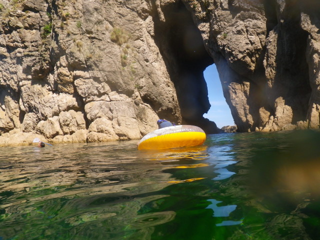 海水浴しながら眼鏡岩に入ってみる