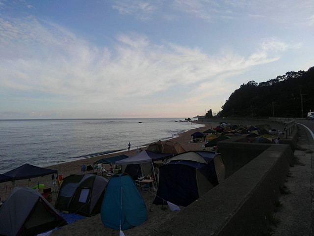 キャンプ2日目の朝、ホウヤビーチの砂浜に設置されたテント