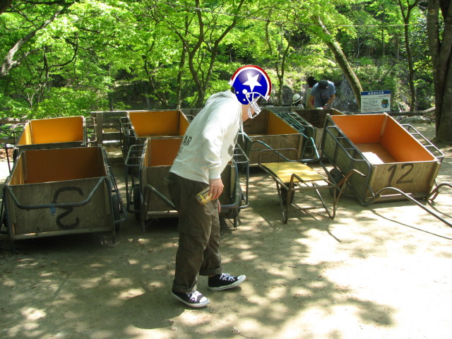 キャンプ場に並べられているリヤカー