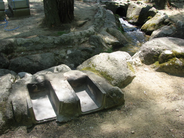 自分たちのテントサイト専用の直火OKかまど