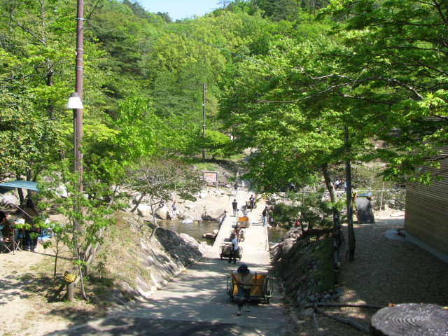 坂道を一生懸命リヤカーで運ぶ