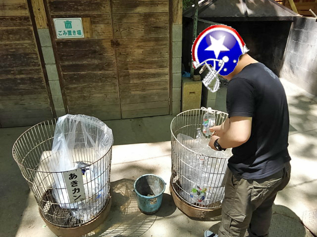 キャンプ場内のごみ捨て場