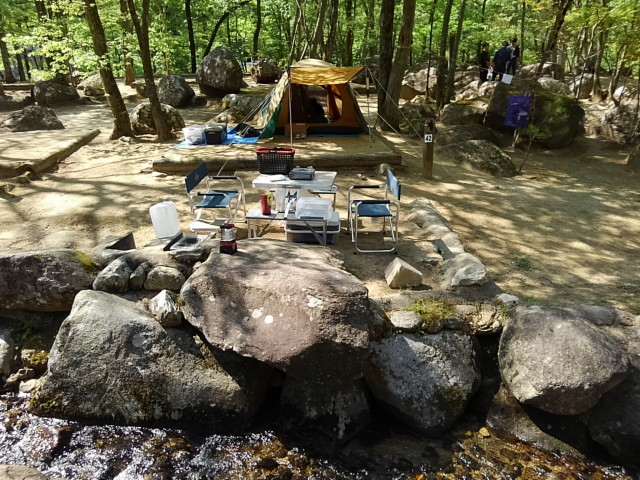 かまどの前にテーブルとイスを設置した