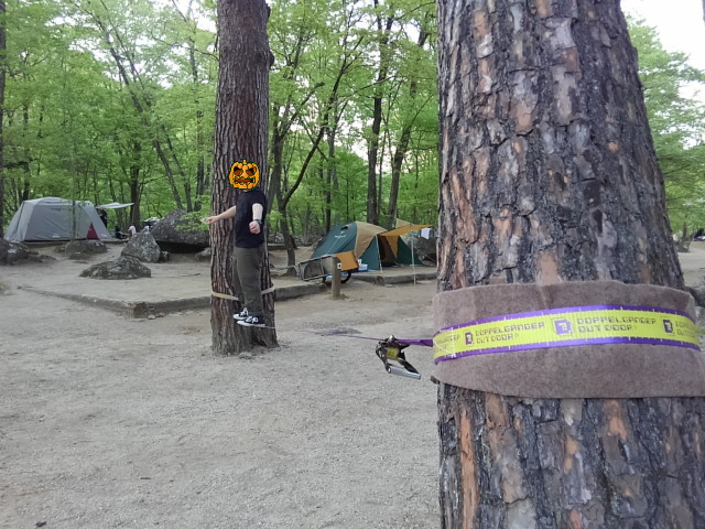 スラックラインで運動不足解消を目指す息子