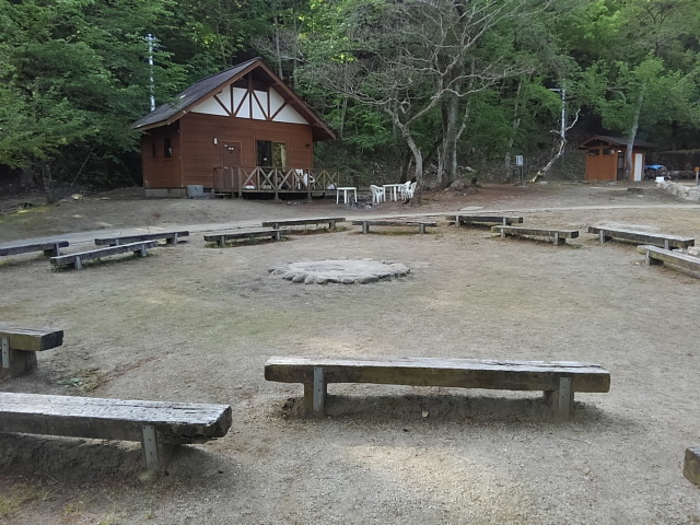 キャンプファイヤー場とコテージ