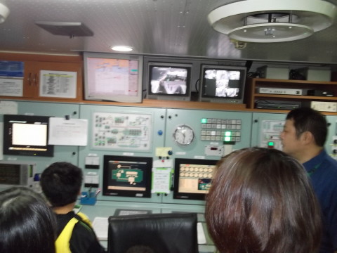 宮城丸の機関制御室内