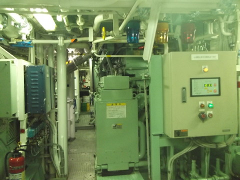 宮城丸の機関室内