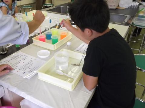 「科学の祭典2014」のイベント「人口イクラを作ろう」