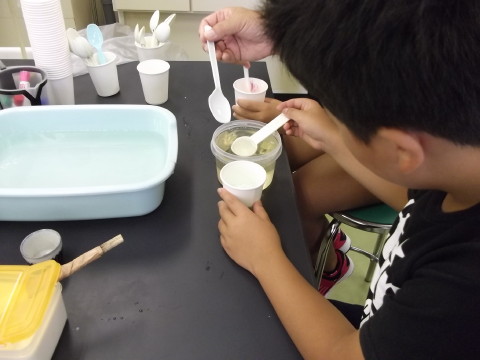 薬品を混ぜてスーパーボールを作る