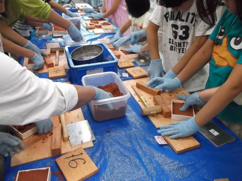 イベント「技術のおもちゃ箱」で鋳物（ベーゴマ）作り