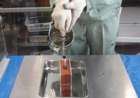 砂型に錫を流し込む