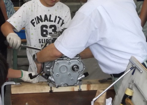 エンジンのボルトをトルクレンチで締める息子