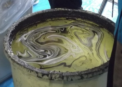 息を吹き掛けて塗料を広げる