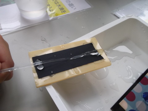 水の弾き具合を調べる実験コーナー
