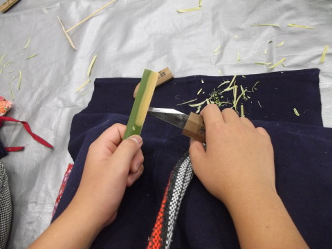 岩出山竹細工の職人さん指導のもと，竹とんぼ作り