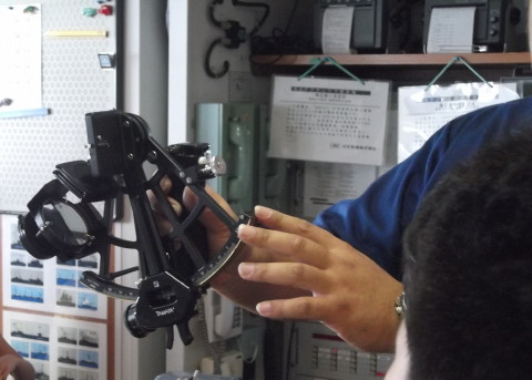 宮城丸の船内で六分儀の説明