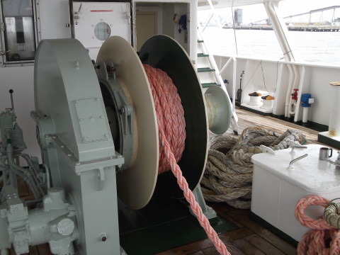宮城丸の係留ロープを巻くリール