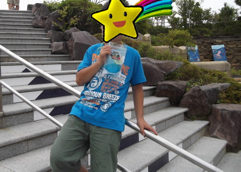 サンファン館の広場でジュースを飲む息子