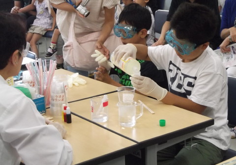 サイエンスデイでバルーンスライム作り