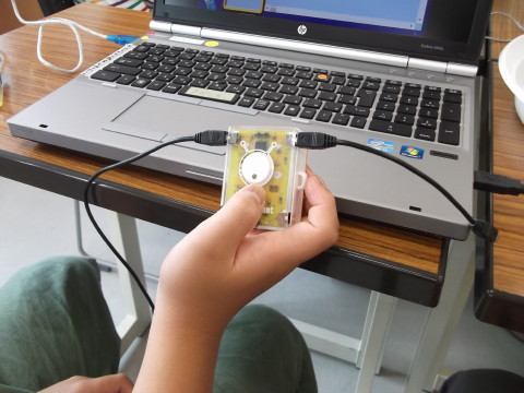 電池で動くコンピュータ「クリケット」