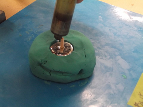 金属を型に流し込む