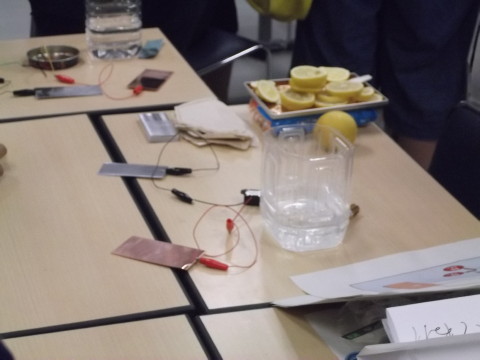 レモンと金属を使って電池を作る