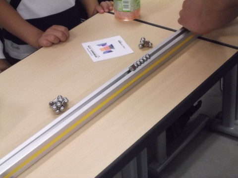 球状のネオジム磁石を使った実験