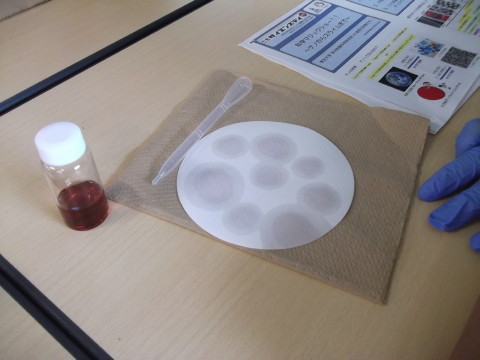 紙にナノ粒子が付着した？